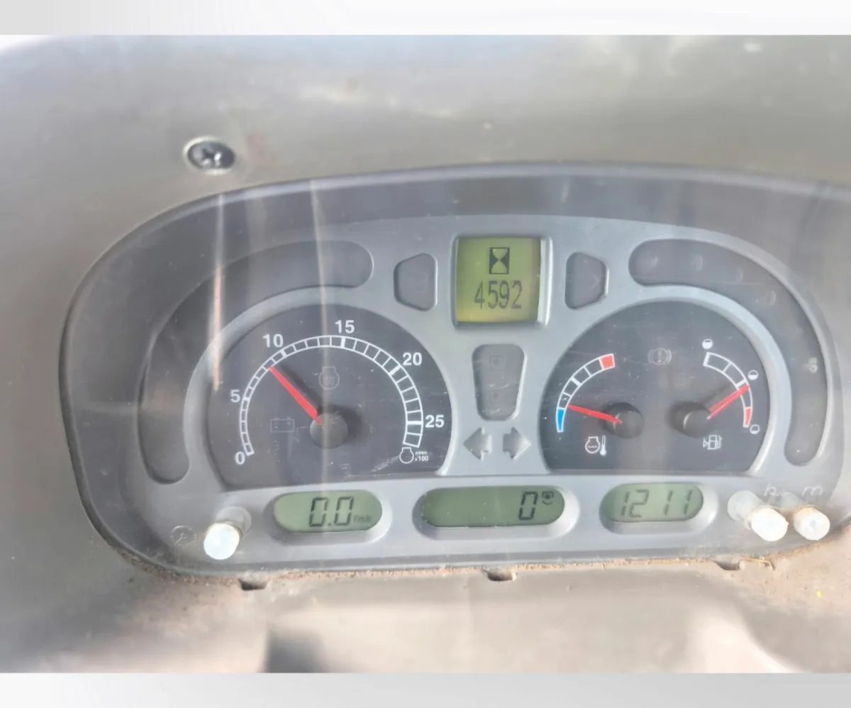 2011 Case JXU 105 Tractor - Image 4