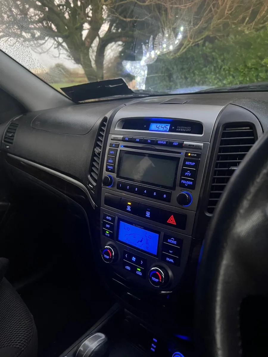 Hyundai Santa Fe 2012 - Image 2