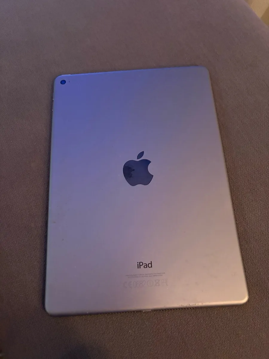 iPad Air 2 (cracked) Working perfectly - Image 2