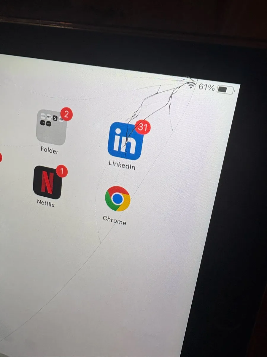 iPad Air 2 (cracked) Working perfectly - Image 3