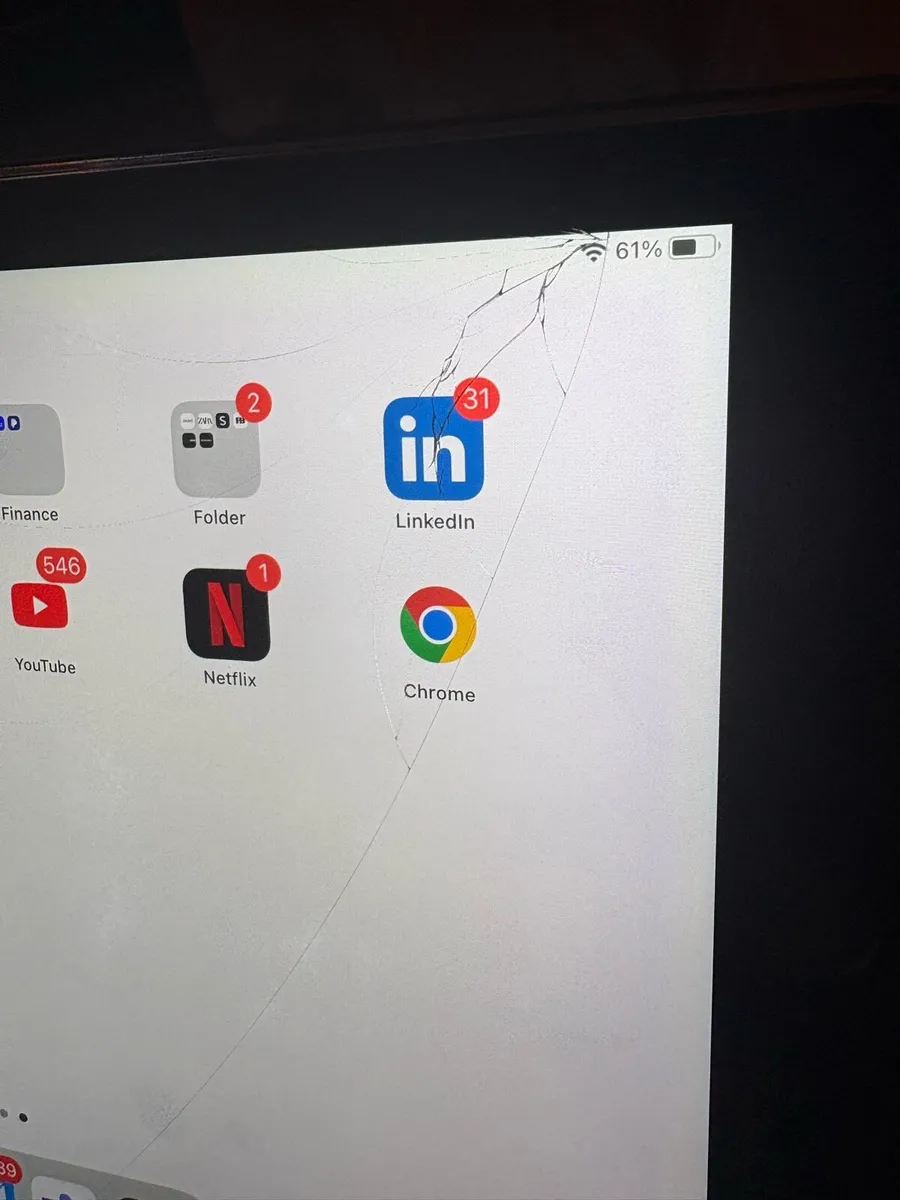iPad Air 2 (cracked) Working perfectly - Image 4