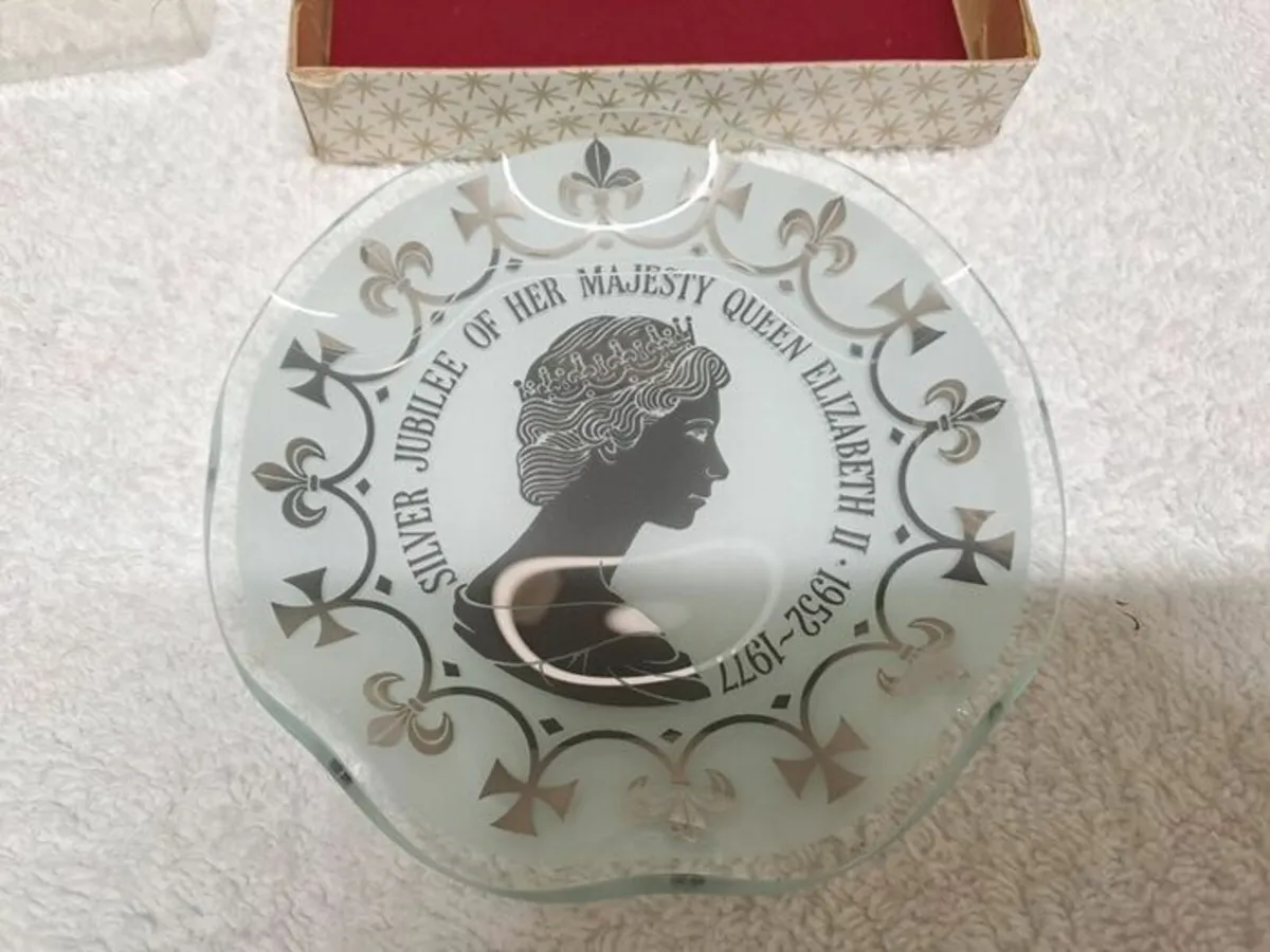 Vintage Queen Elizabeth Silver jubilee pin dish - Image 2