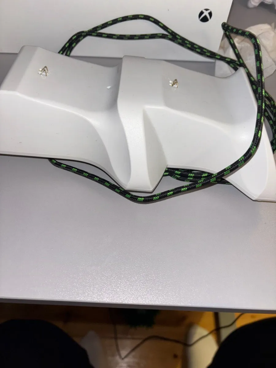 Xbox Series S incl docking station & controllers - Image 3