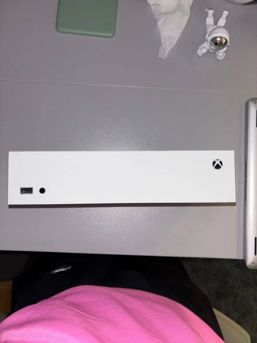 Xbox Series S incl docking station & controllers - Image 1