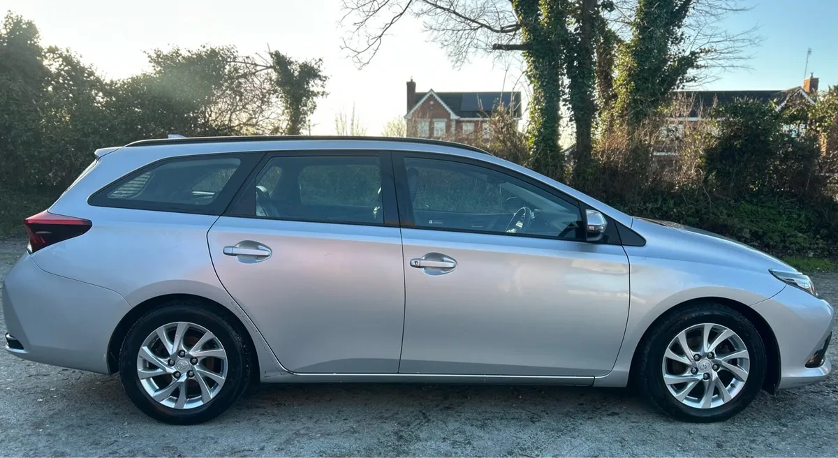 Toyota Auris 1.4 D4D Estate - Image 3