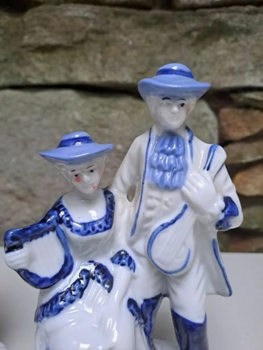 Vintage Porcelain white and cobalt blue - Image 3