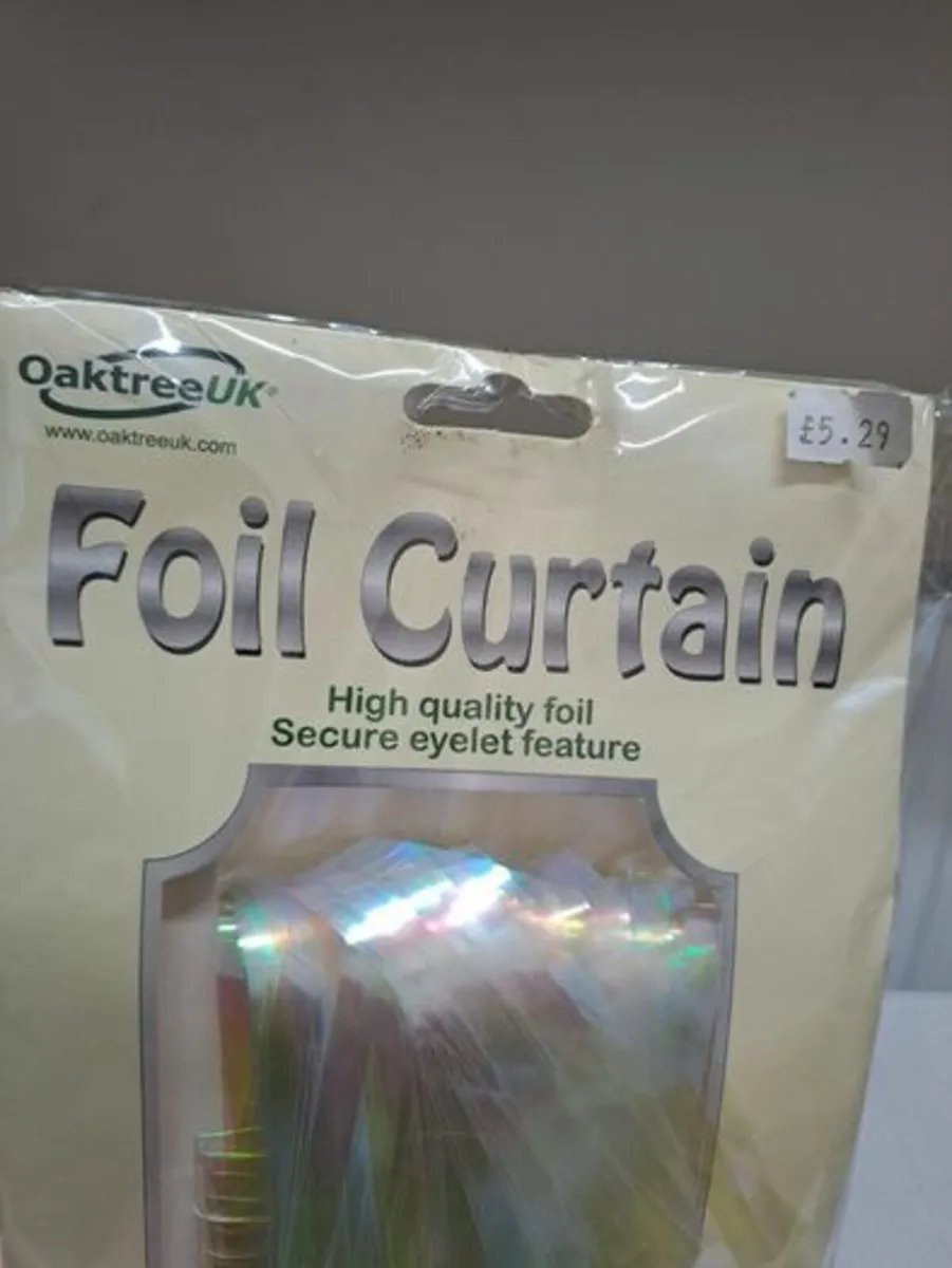 Red and white foil Curtains bundle - Image 3