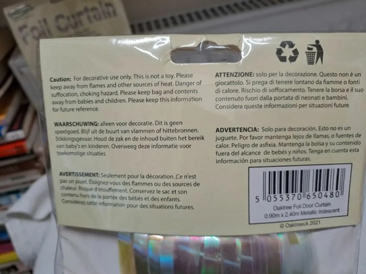 Red and white foil Curtains bundle - Image 4