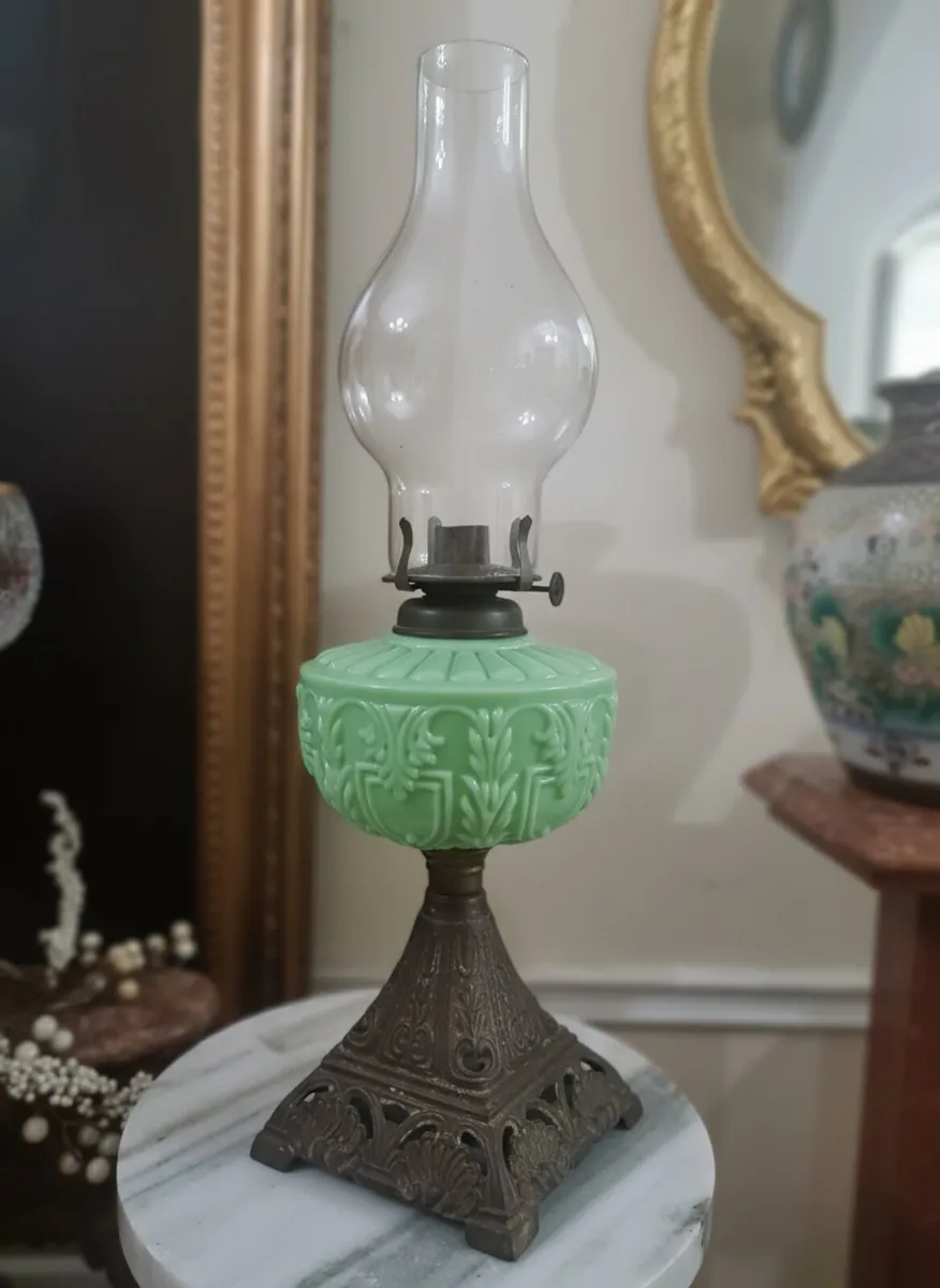 Antique victorian oil lamp POSTAGE AVAILABLE - Image 1