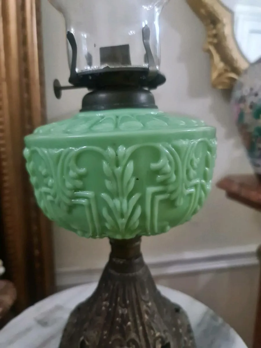 Antique victorian oil lamp POSTAGE AVAILABLE - Image 4