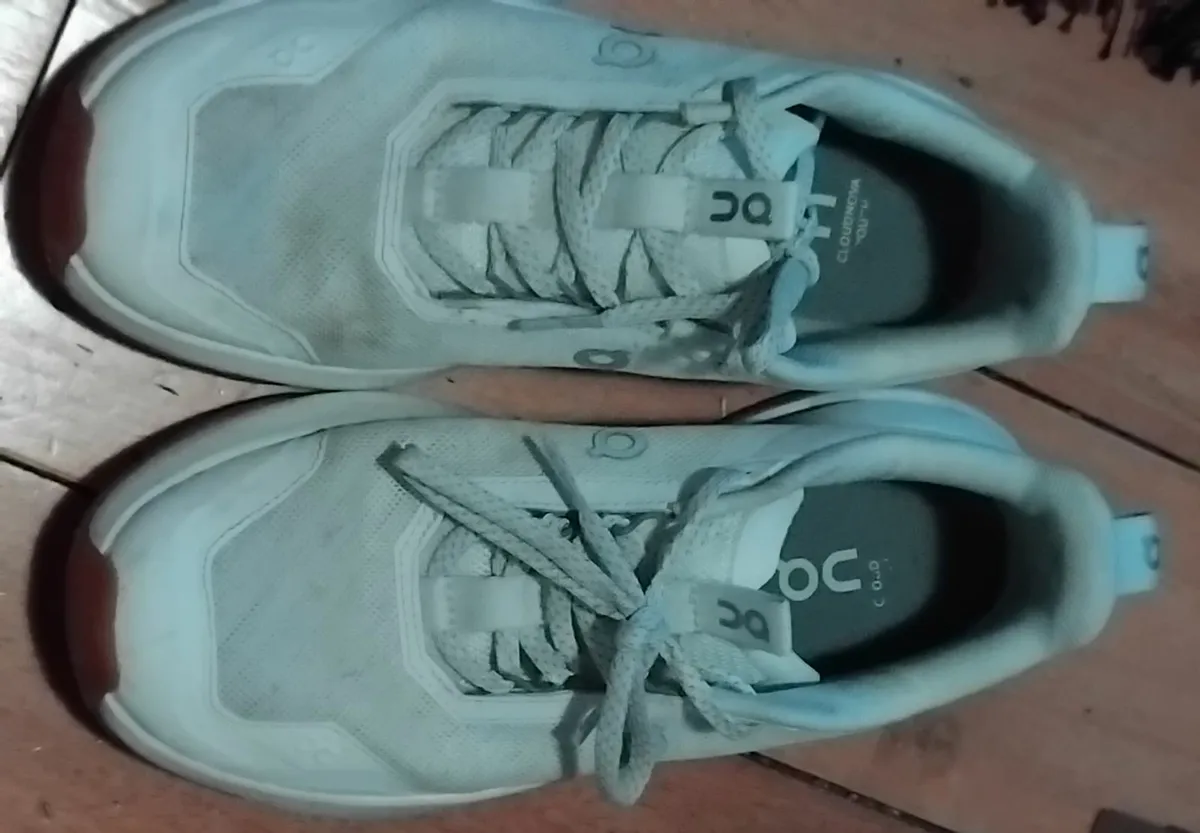 On Cloud Runners White Size 5 - Image 2