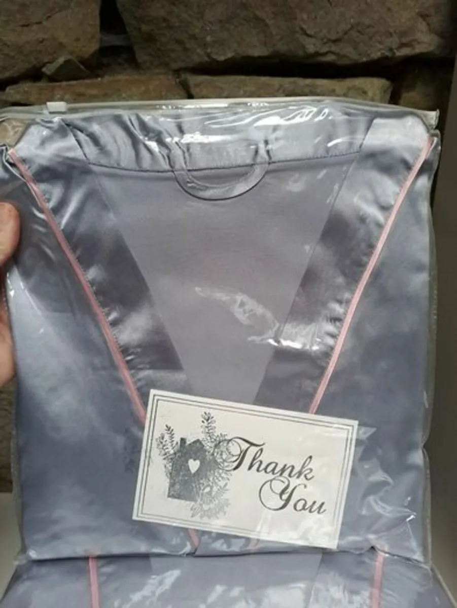 Winthome silk Dressing gown Size XL or 20 - Image 1