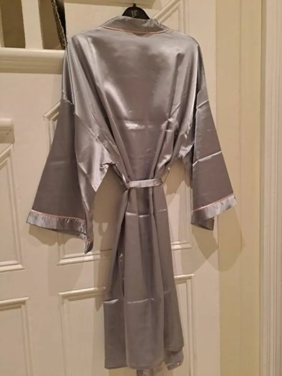 Winthome silk Dressing gown Size XL or 20 - Image 4