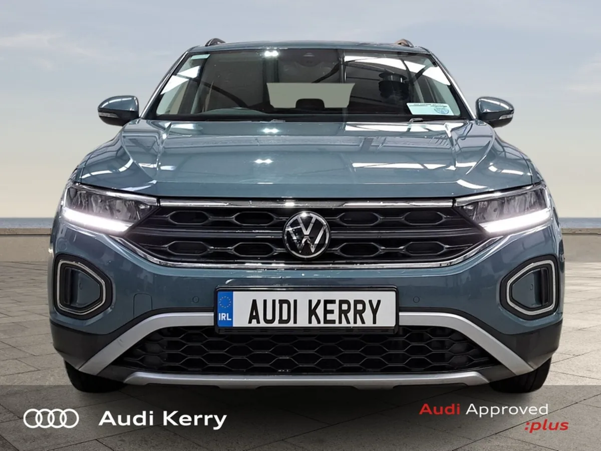 Volkswagen T-Roc LIFE 2.0 TDI 116HP WITH REAR CAME - Image 2