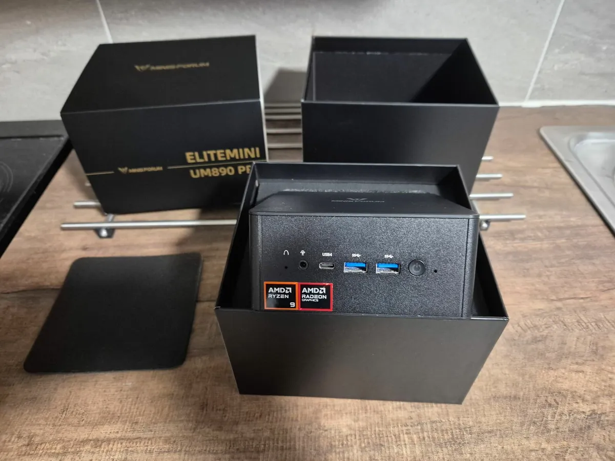 Mini PC - Minisforum UM890 Pro AMD Ryzen 9 8945HS - Image 1