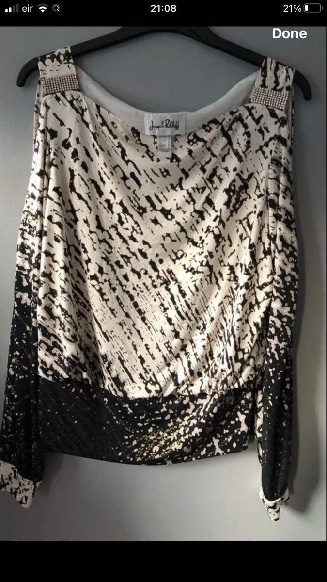 Ladies designer top size 12 €15 - Image 1