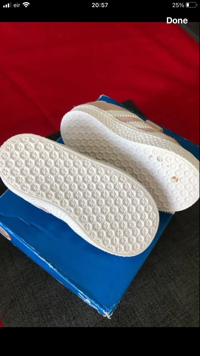 Girls adidas trainers size 4 €15 - Image 4