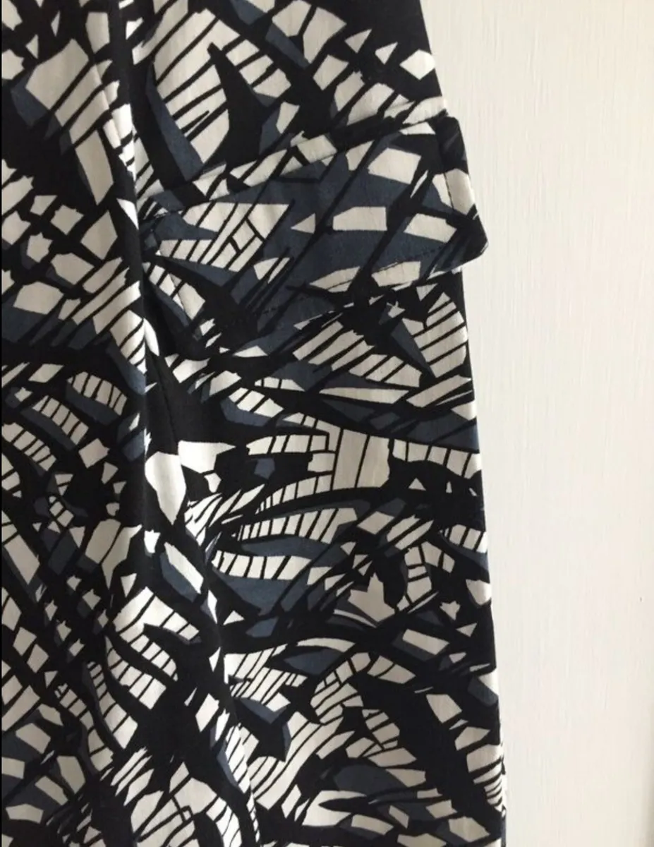 Ladies Dress: Size 10 - Image 3