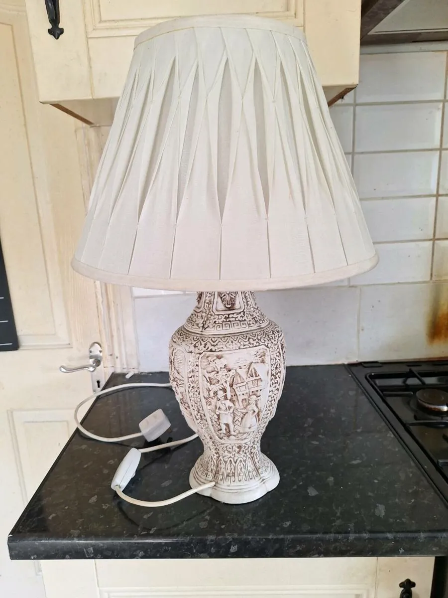 Lovely ornate vintage table lamp - Image 2