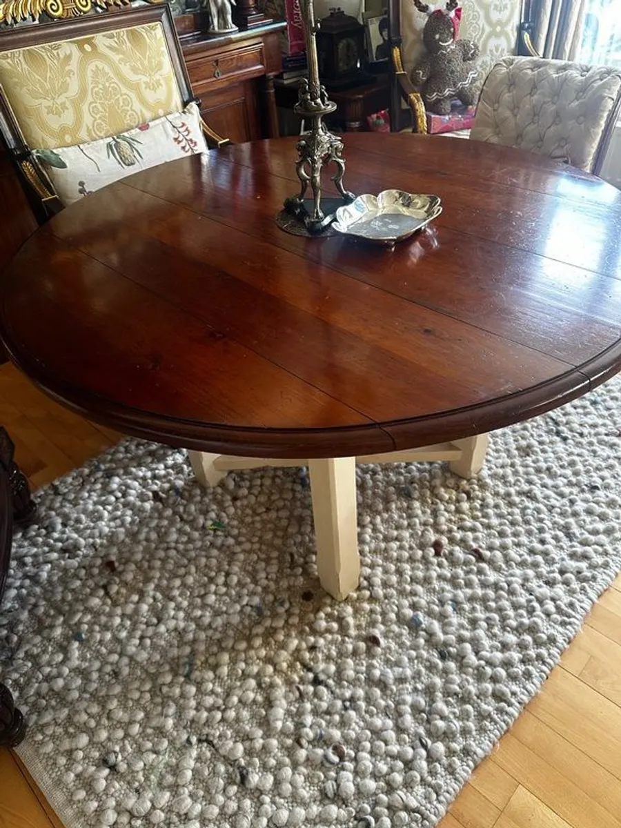 Round dining table - Image 1