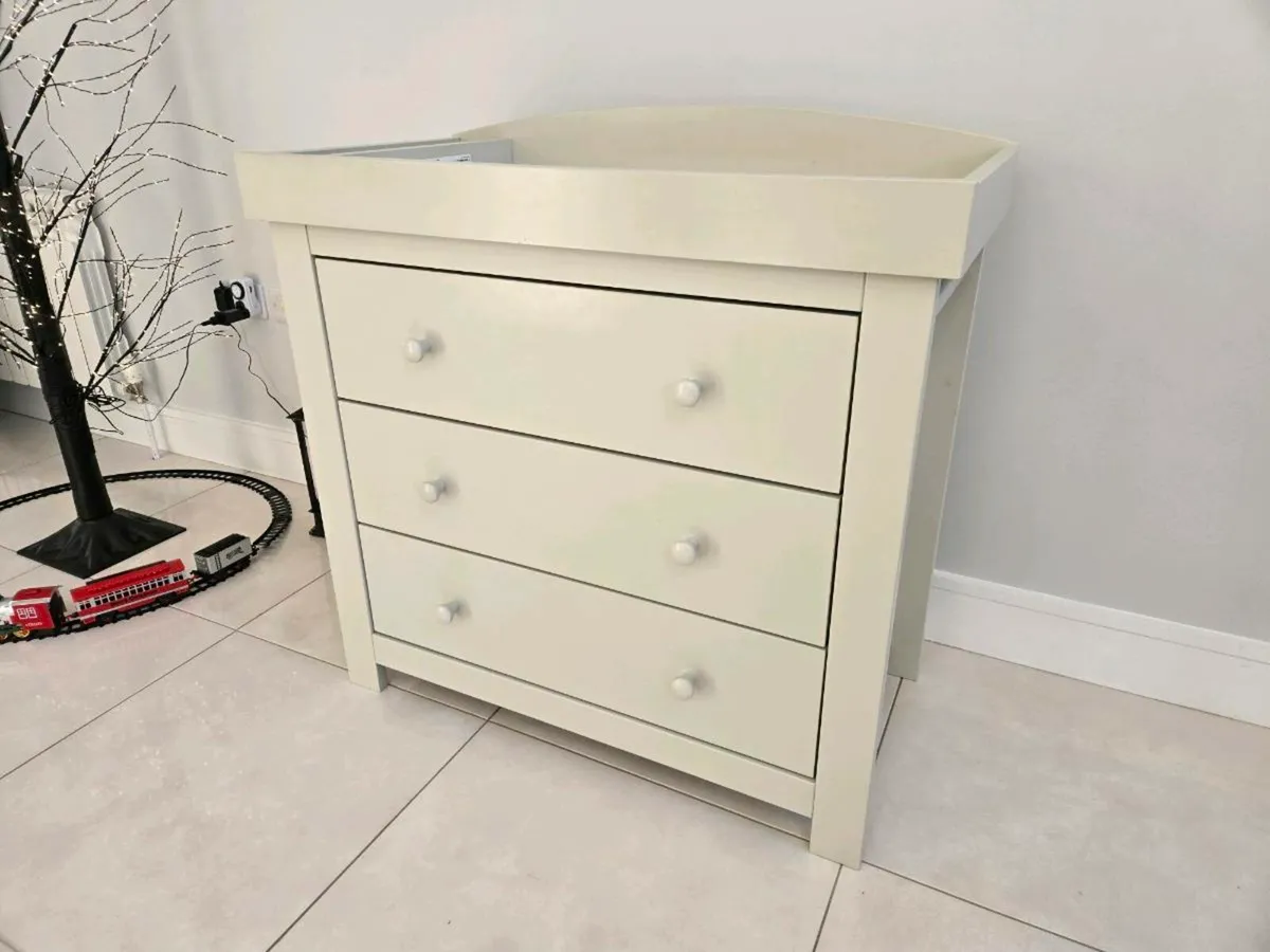 Mamas and Papas Mia Drawers, Crib, Changing table - Image 1