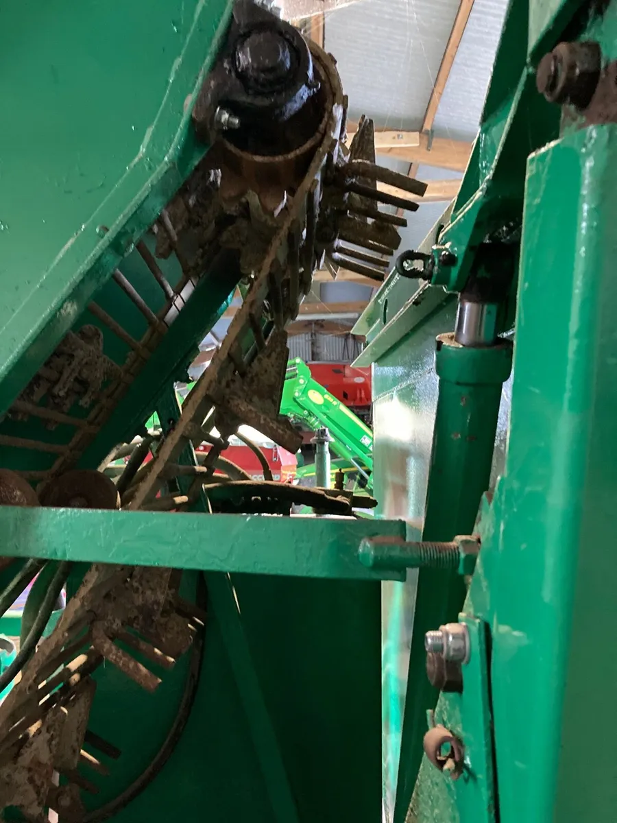 Armer Salmon Beet Harvester - Image 2