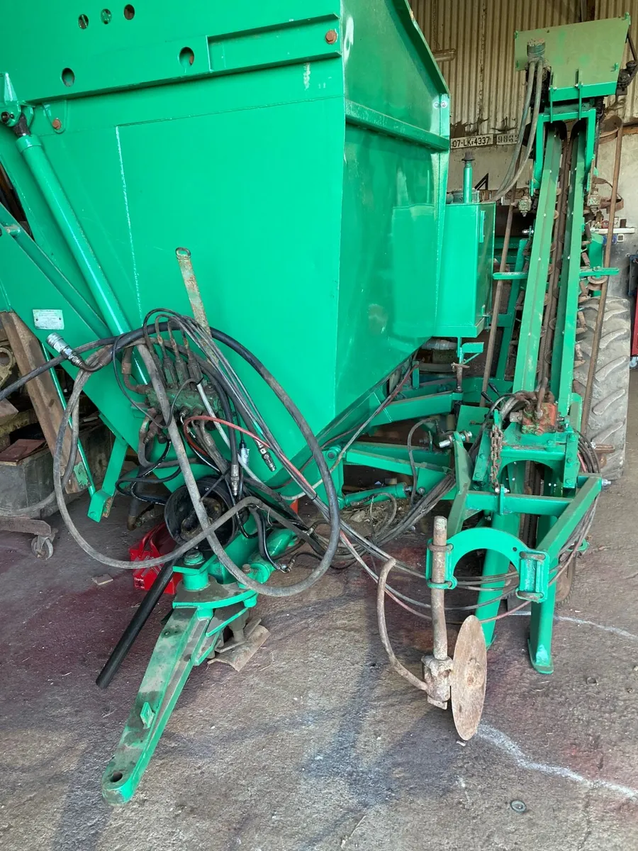 Armer Salmon Beet Harvester - Image 1