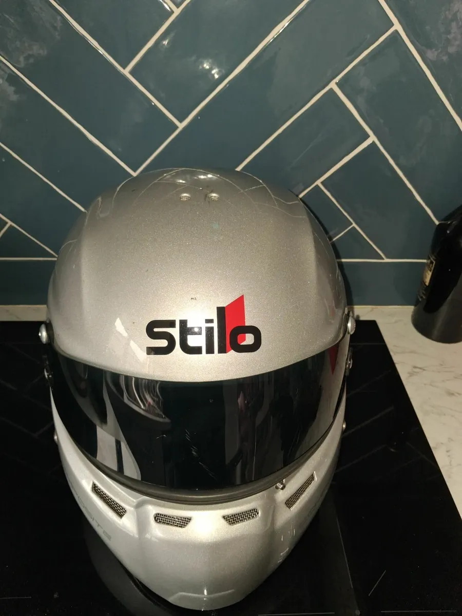 Helmet & Hans - Image 2