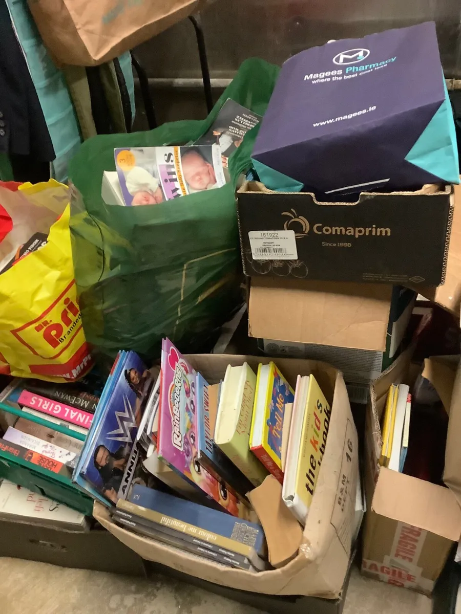 Boxes of books - Image 3