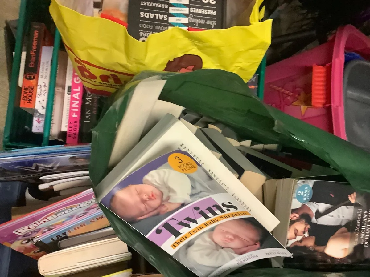 Boxes of books - Image 4