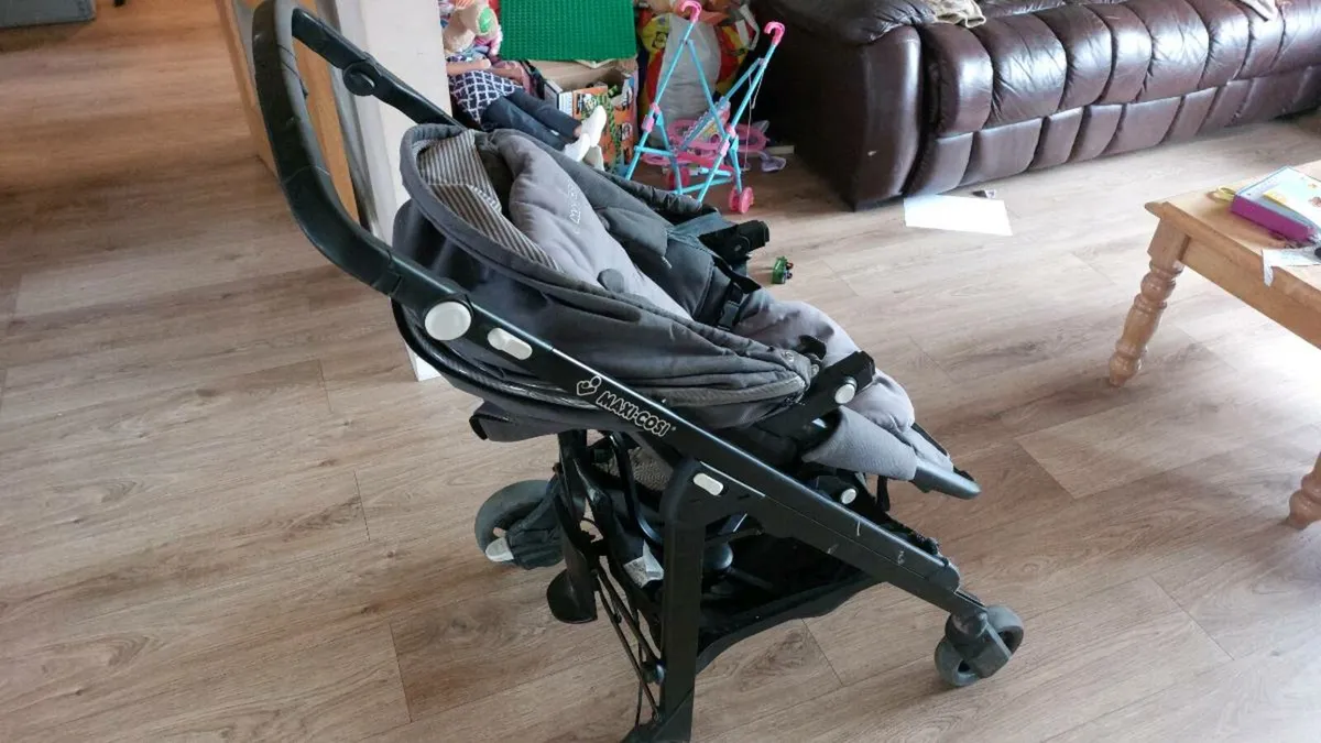 Maxi cosi stroller with car seat and adapters - Image 1