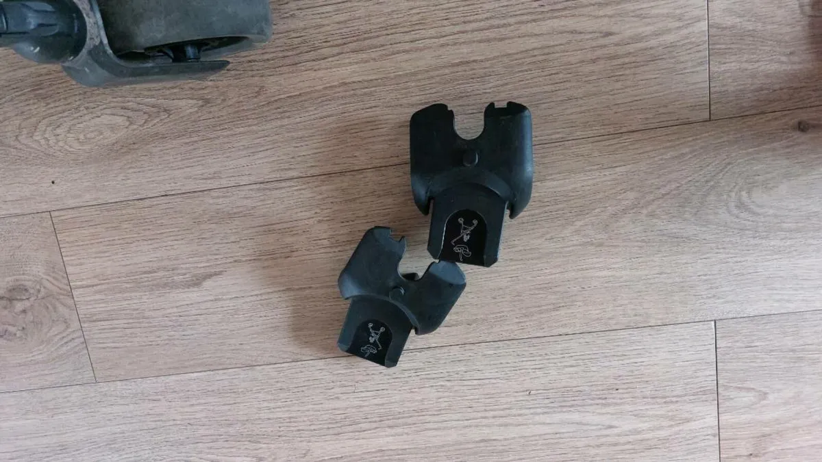 Maxi cosi stroller with car seat and adapters - Image 2