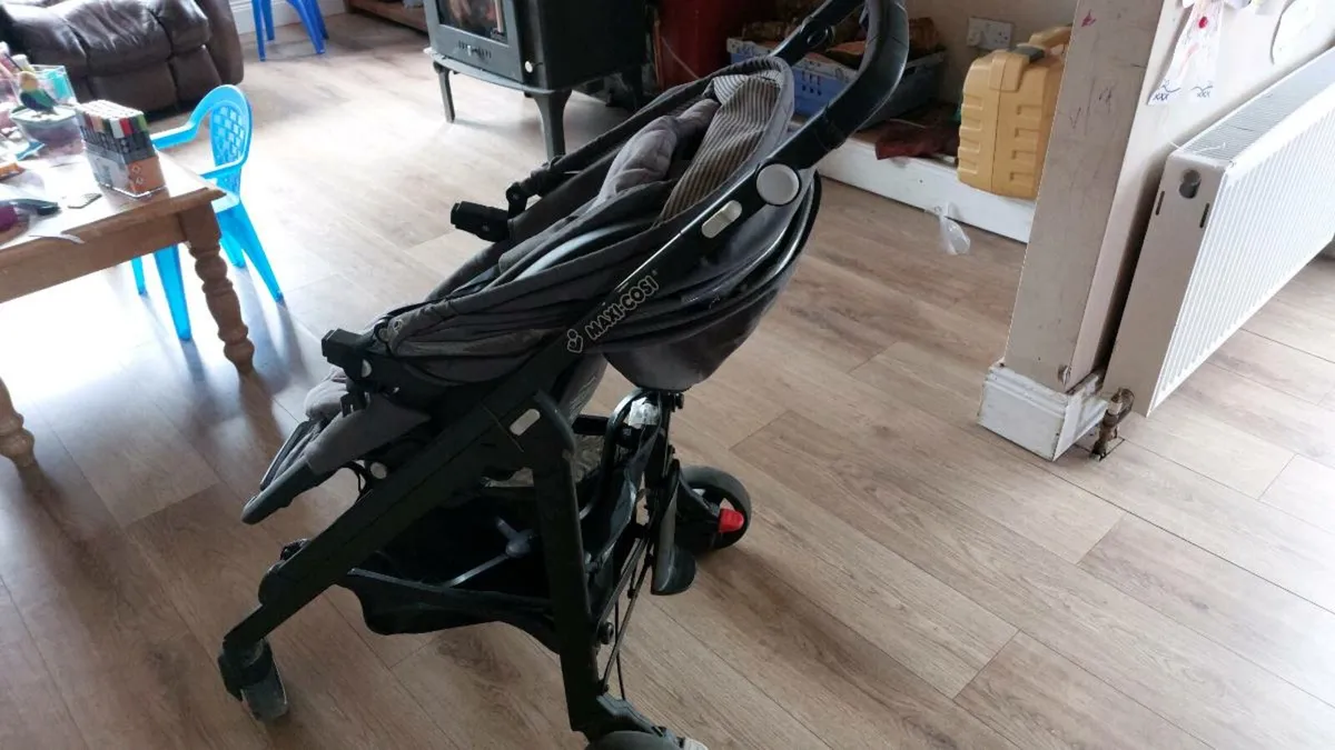 Maxi cosi stroller with car seat and adapters - Image 3