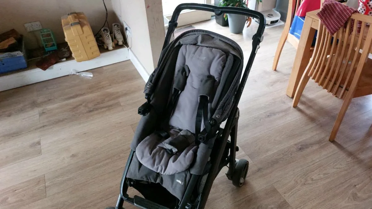 Maxi cosi stroller with car seat and adapters - Image 4