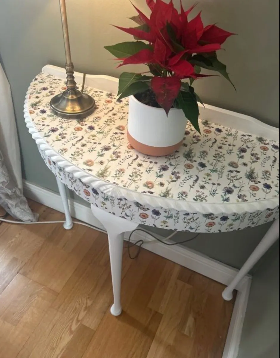 Floral half moon table - Image 4