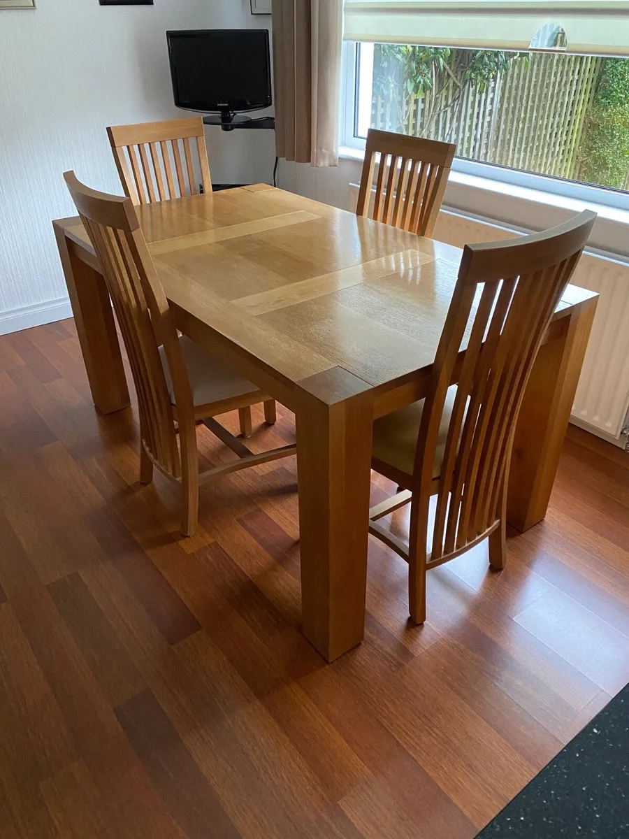 Solid oak dining table and 4 chairs - Image 1