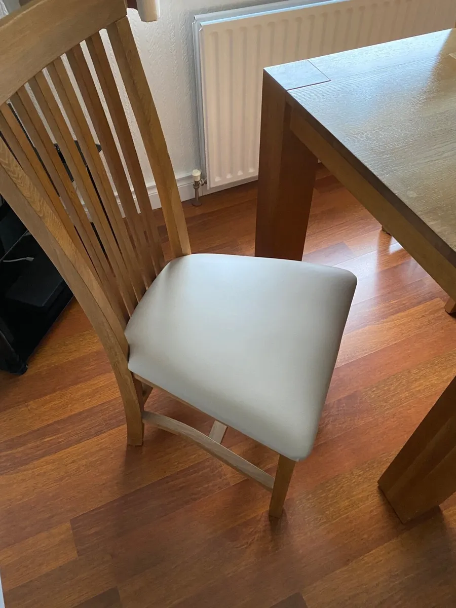 Solid oak dining table and 4 chairs - Image 2