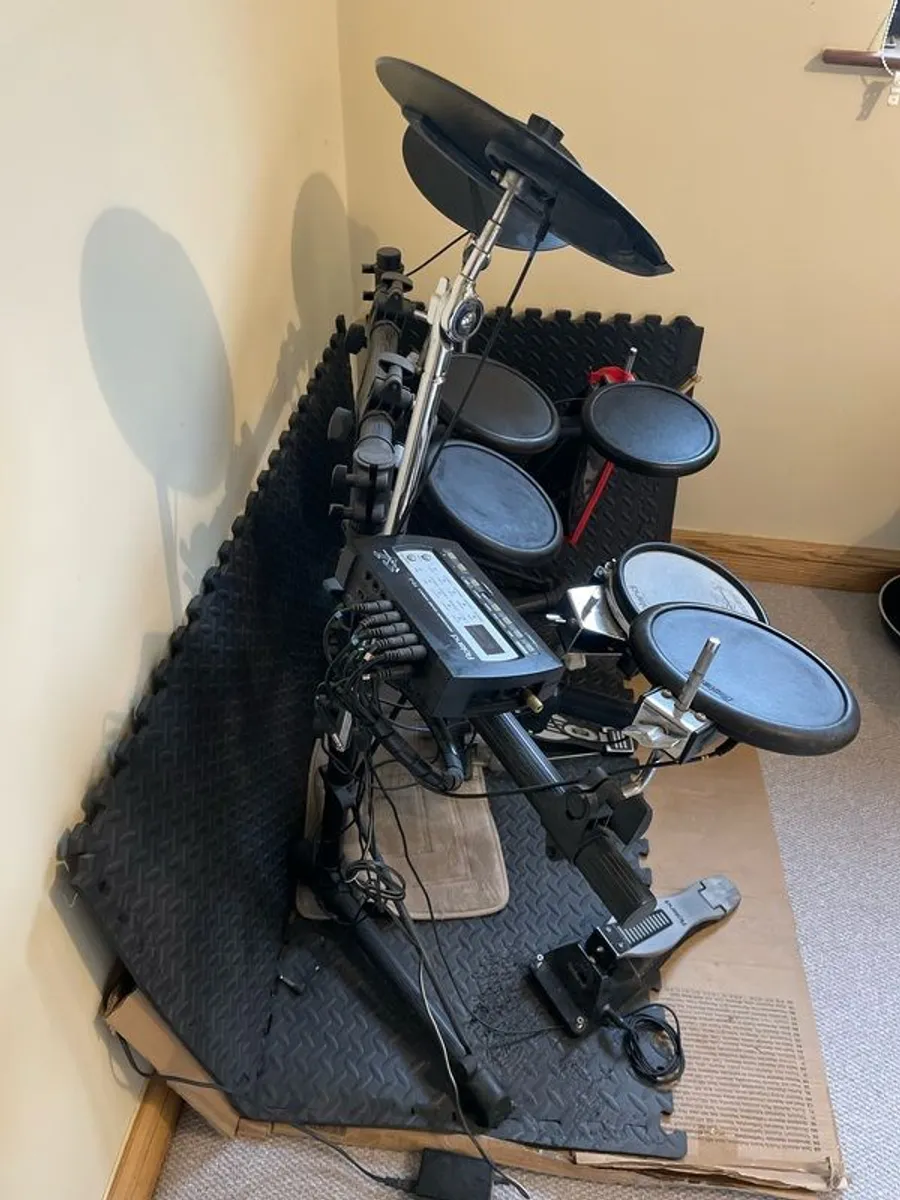 Roland TD-3 - Eletronic Drum - With Drum Stools, Kick Pedal and 1 pair of Sticks - Image 4