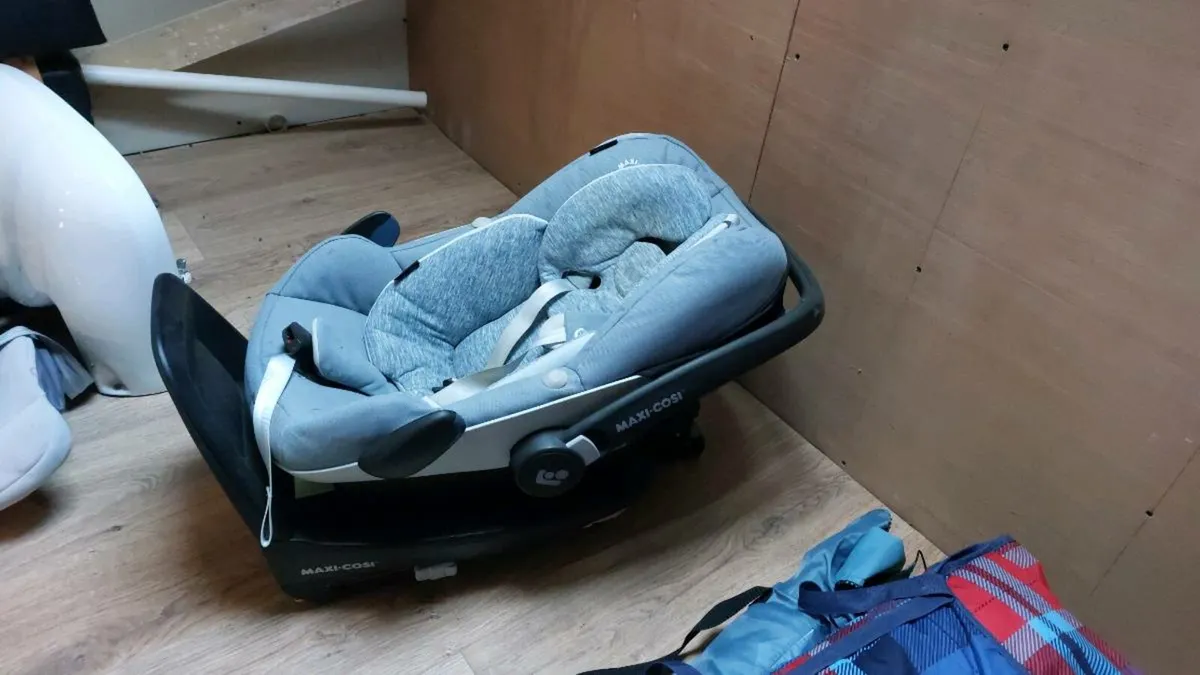 Maxi cosi car seat with base