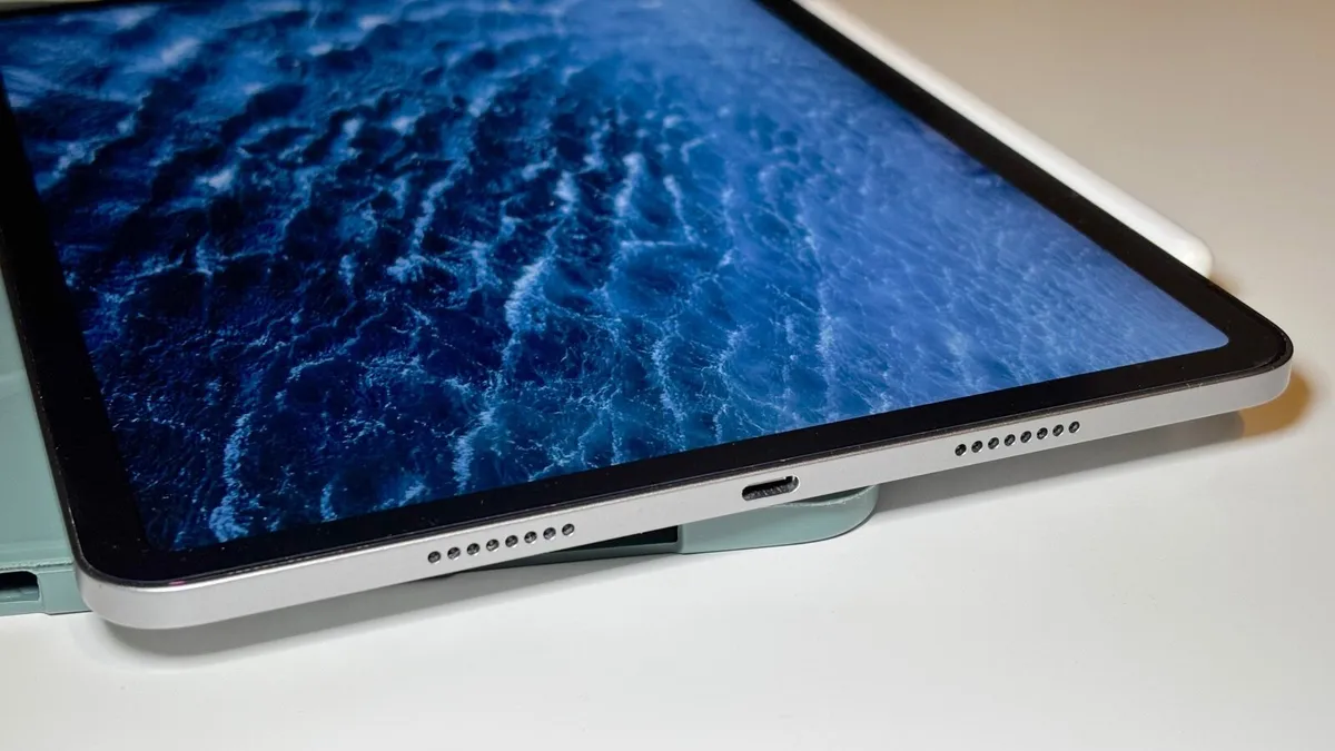 iPad Pro M2 11inch A2759 with accessories - Image 3