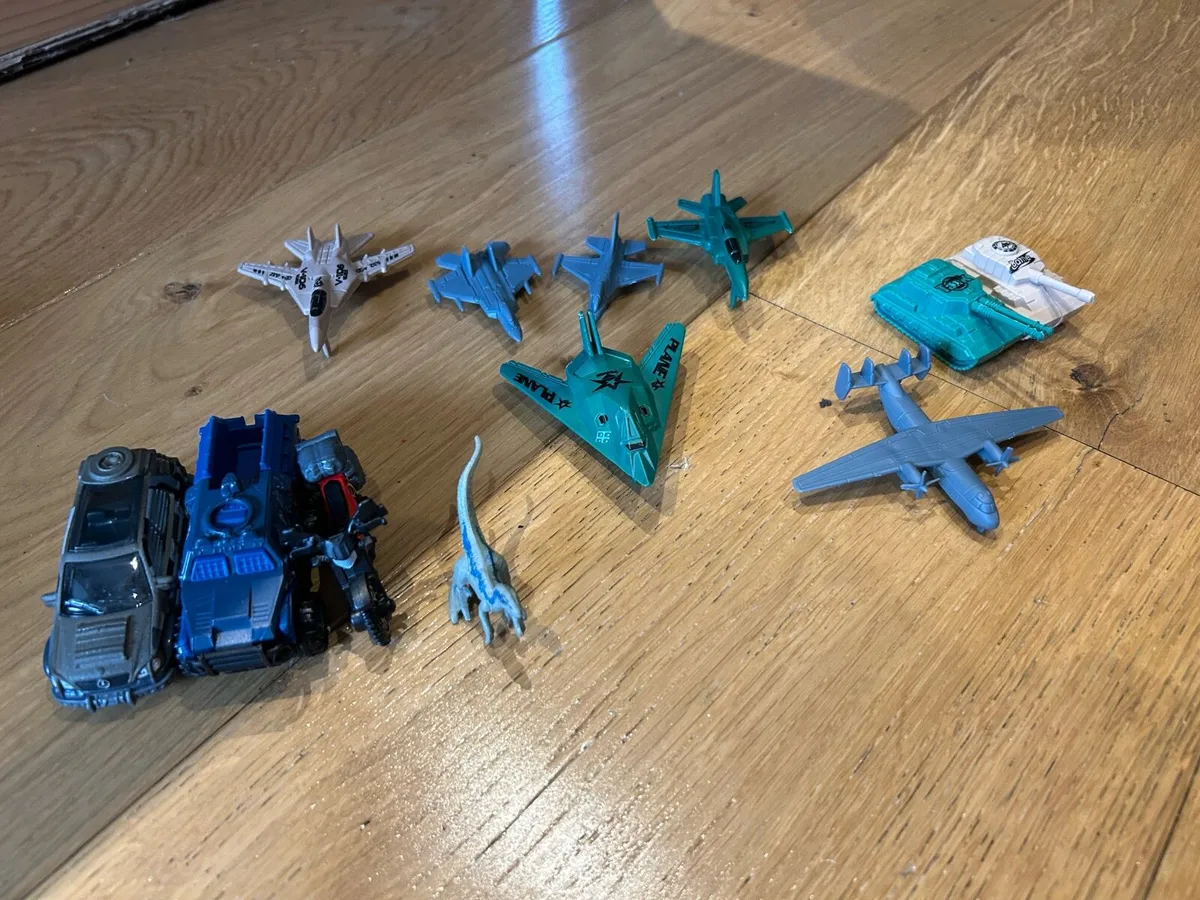 Collection of toy planes and cars - Image 2