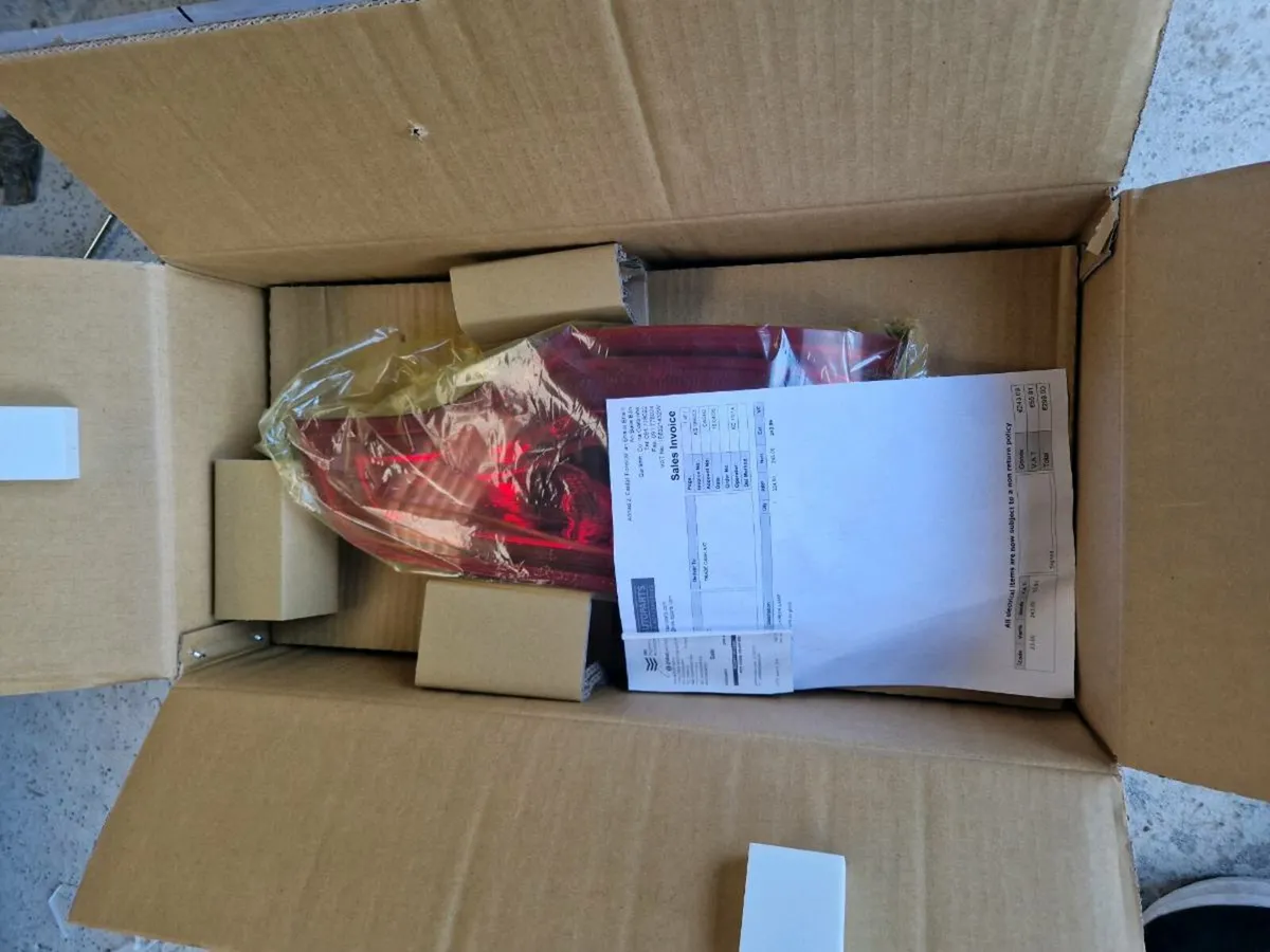 Audi Q7 tail light - Image 1