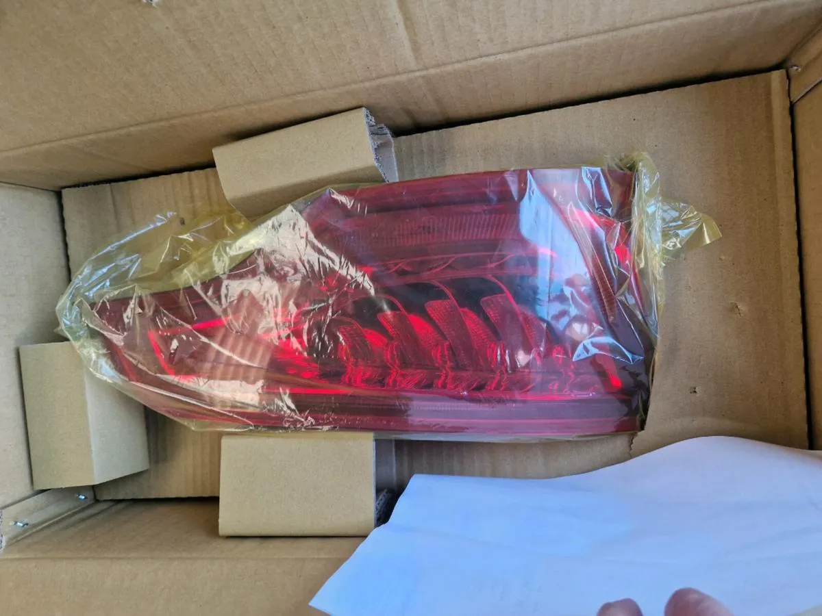 Audi Q7 tail light - Image 2