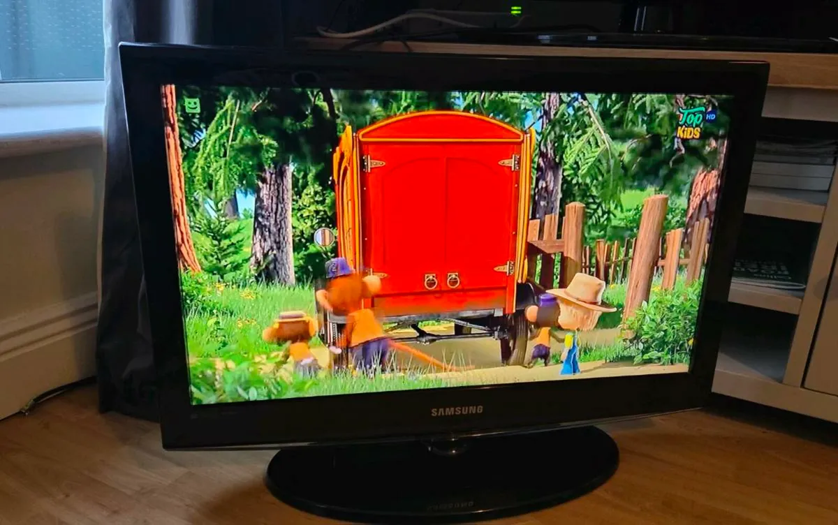 TV Samsungn 26" 7HD new remote, cables - Image 2