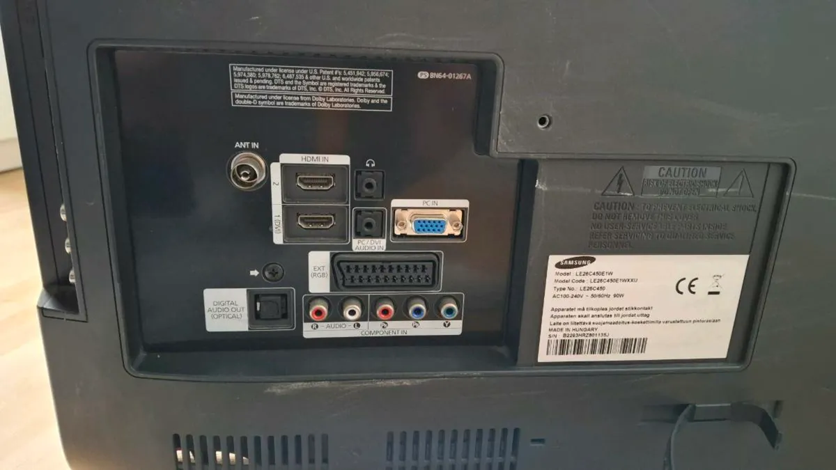 TV Samsungn 26" 7HD new remote, cables - Image 3