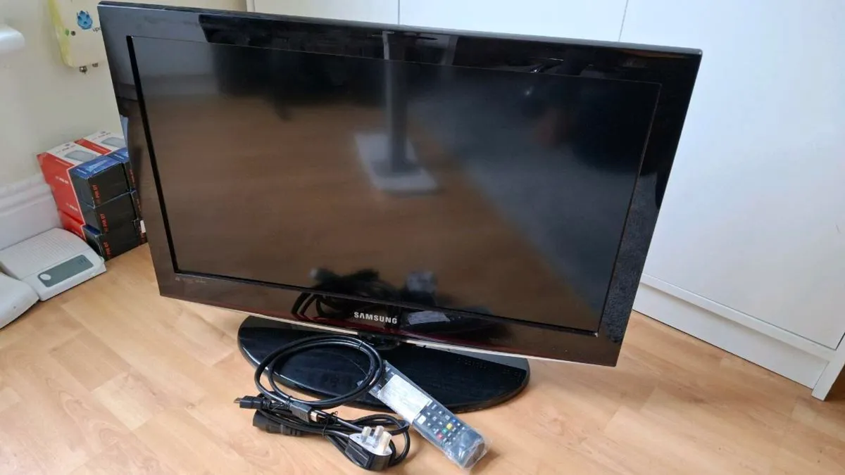 TV Samsungn 26" 7HD new remote, cables - Image 1