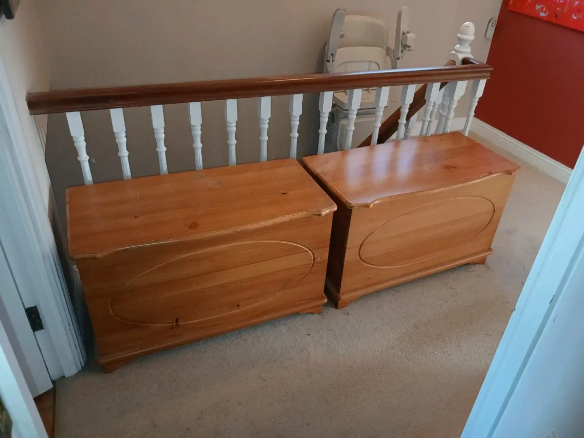 Wooden chest - Image 1