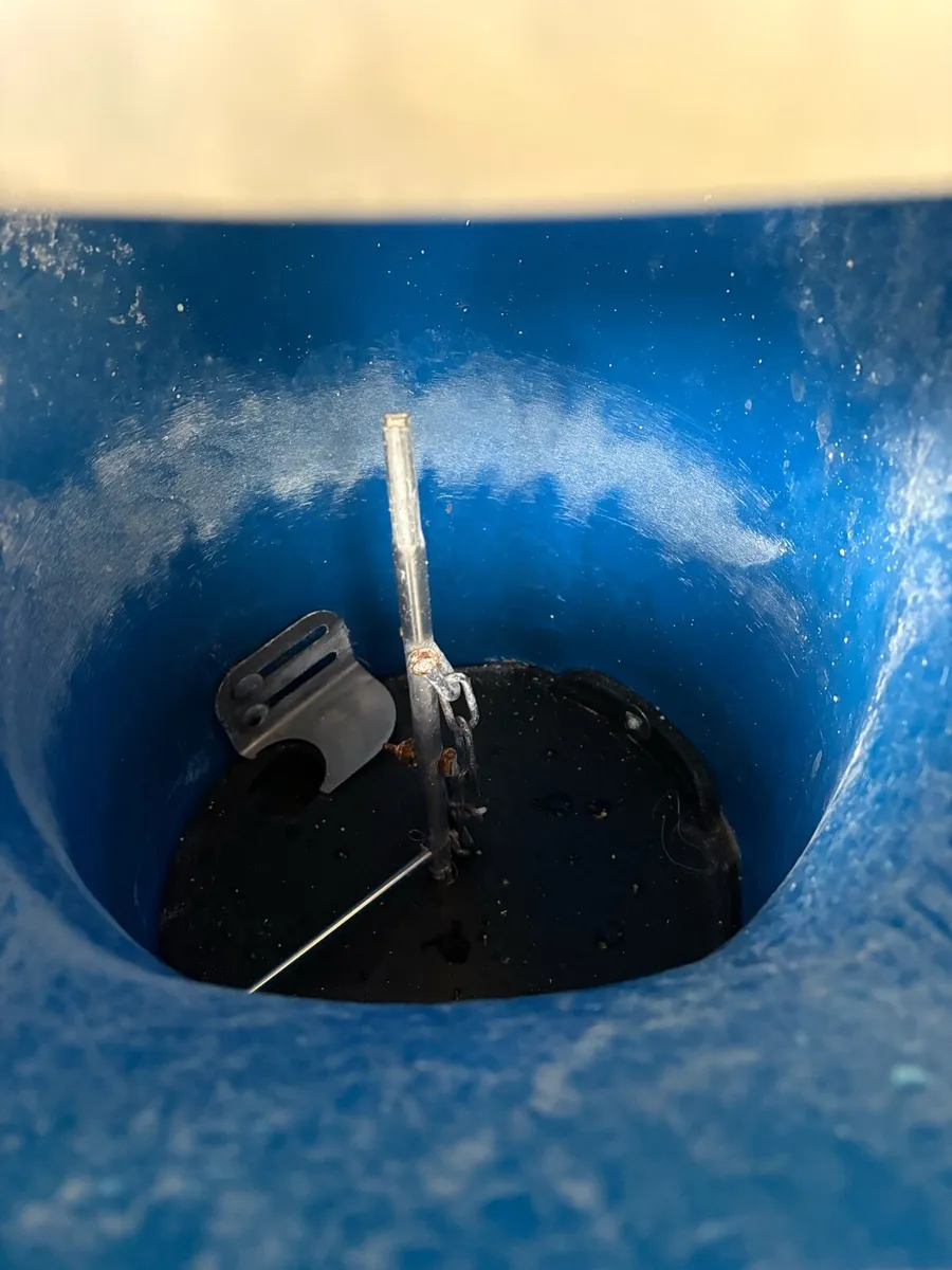 Milk Dump Buckets & Vink Cubicle Lime Spreader - Image 4