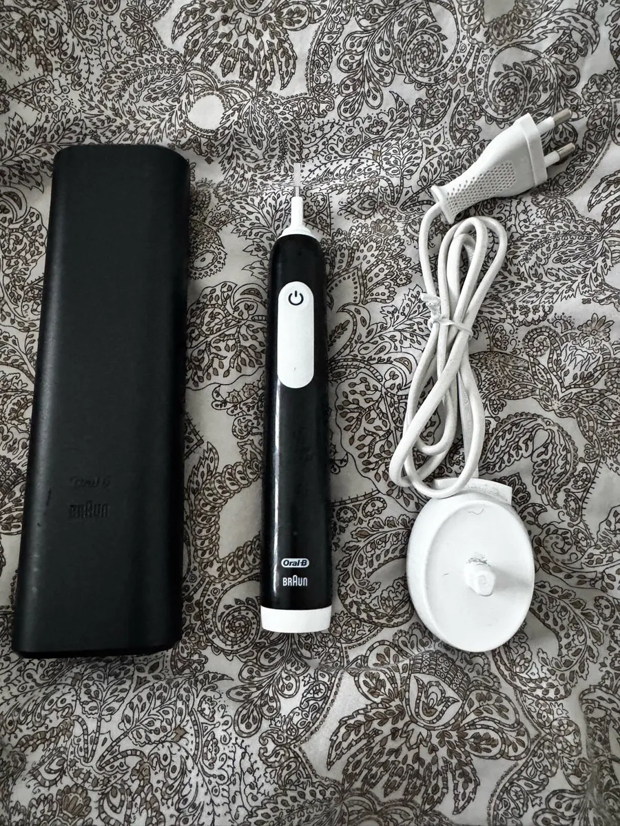 Oral B toothbrush - Image 1