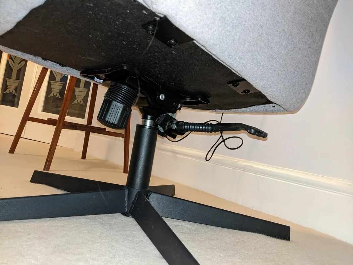 Swivel TV chair with Stool - Image 4